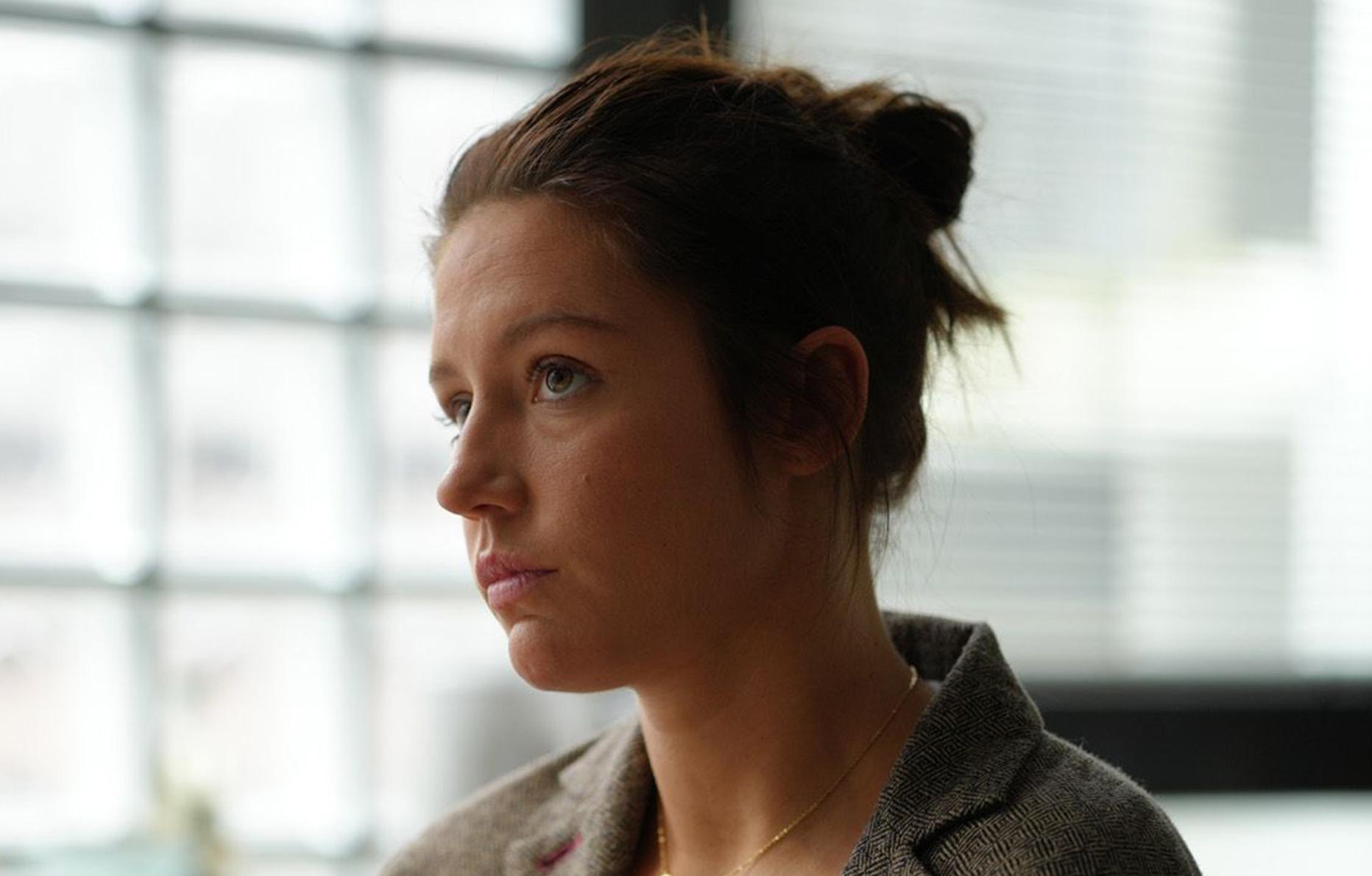 Adèle Exarchopoulos dans le film Je verrai toujours vos visages (2023). © Christophe Brachet - 2022 - Chi-Fou-Mi Productions - Tresor Films - Studiocanal - France 3 Cinéma.