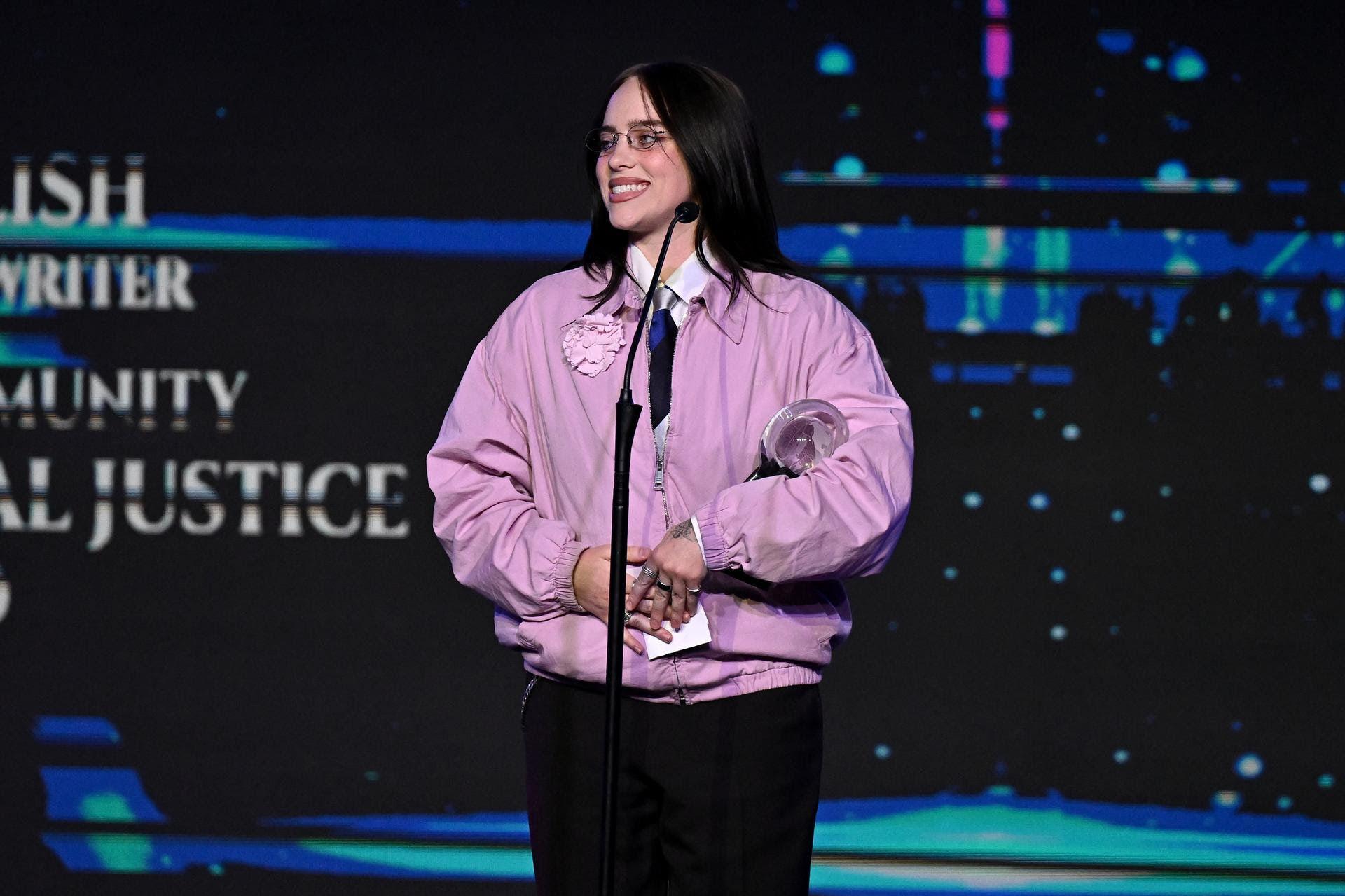 Billie Eilish en Prada au moment de recevoir le MLK Jr. Beloved Community Award le 17 janvier 2026 à Atlanta.