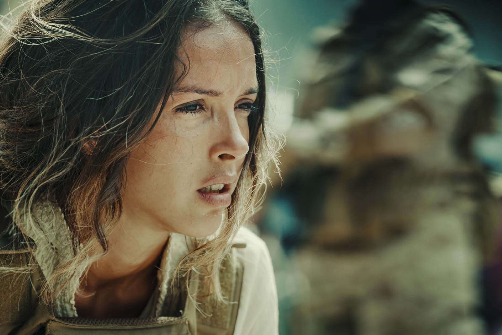 Lyna Khoudri dans le film 13 jours 13 nuits.