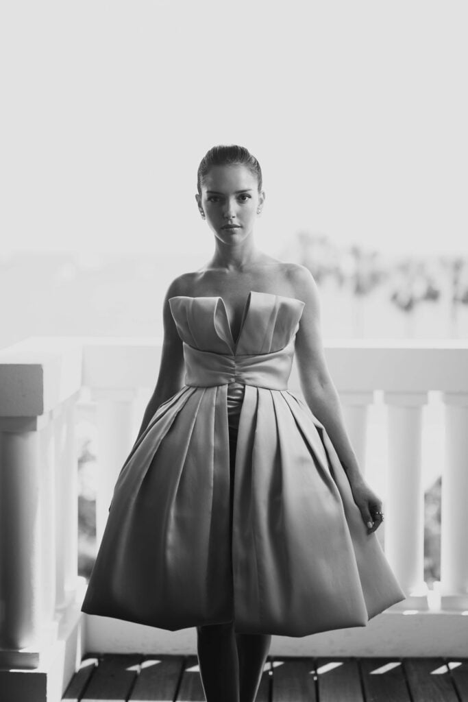 Lyna Khoudri en Chanel au Festival de Cannes 2025 © Chanel.