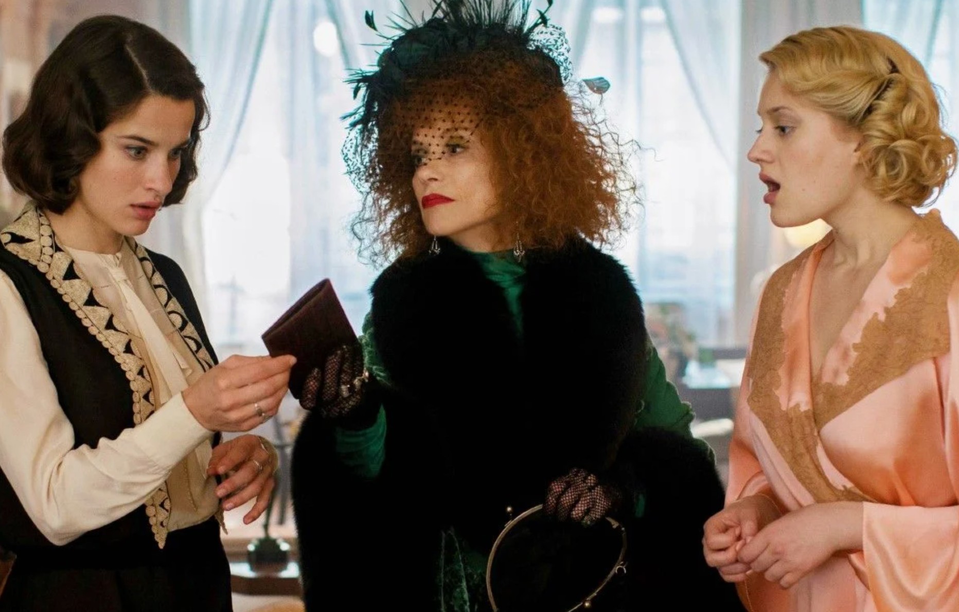 Nadia Tereszkiewicz, Isabelle Huppert et Rebecca Marder dans Mon crime (2023) de François Ozon © Carole Bethuel - 2023 - Mandarin et Compagnie - Foz - Gaumont - Scope Pictures - France 2 Cinéma - Playtime Production