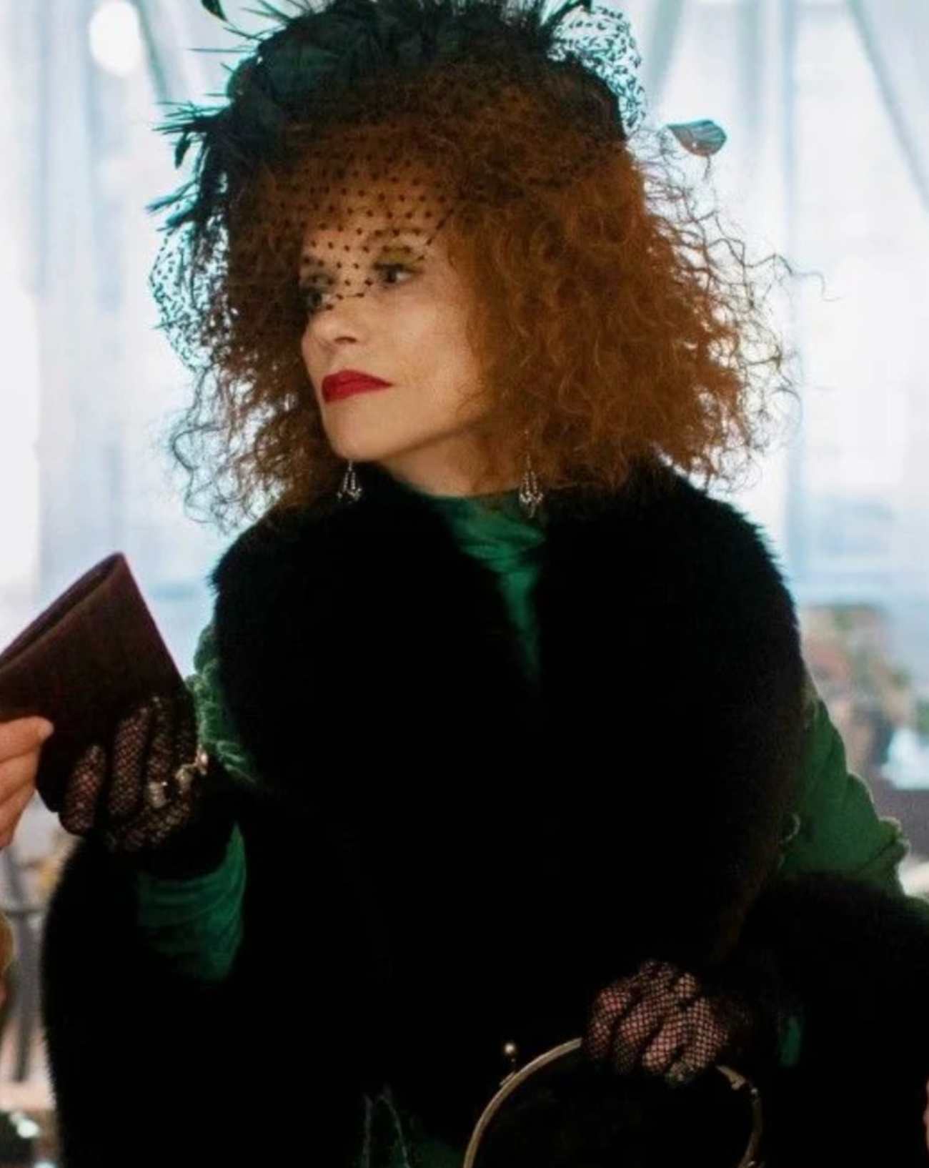 Isabelle Huppert dans Mon crime (2023) de François Ozon © Carole Bethuel - 2023 - Mandarin et Compagnie - Foz - Gaumont - Scope Pictures - France 2 Cinéma - Playtime Production