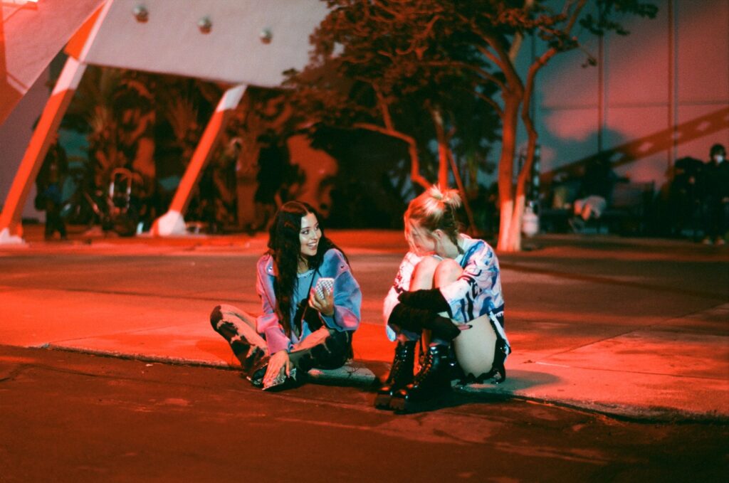 Le actrices Alexa Demie et Hunter Schafer dans Euphoria.