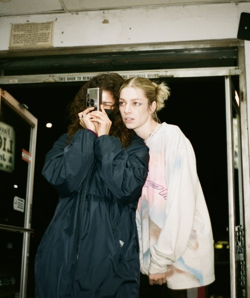 Hunter Schafer et Zendaya dans la série Euphoria.