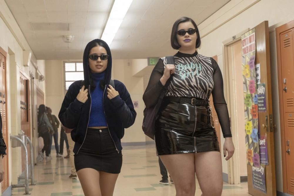 Barbie Ferreira en jupe en latex et haut zébré et Alexa Demie en mini jupe et hoodie dans la série Euphoria.