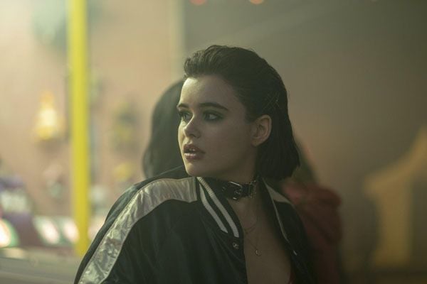 Barbie Ferreira en bomber noir dans la série Euphoria.