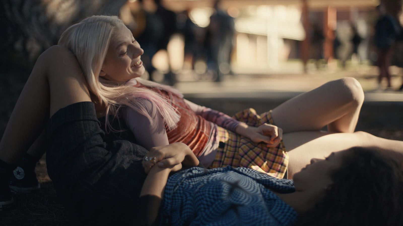 Hunter Schafer en jupe à carreaux et Zendaya en chemise imprimée dans la série Euphoria.