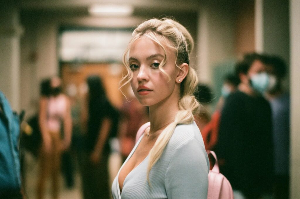 Sydney Sweeney en haut bleu © Eddie Chen / HBO.