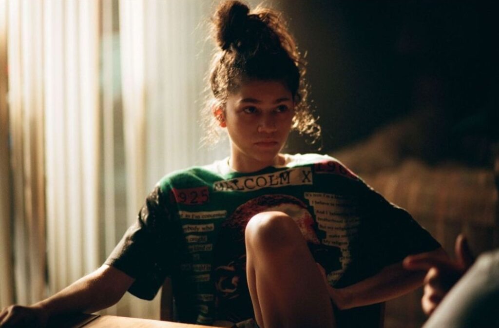Zendaya en t-shirt Malcom X dans la série Euphoria.