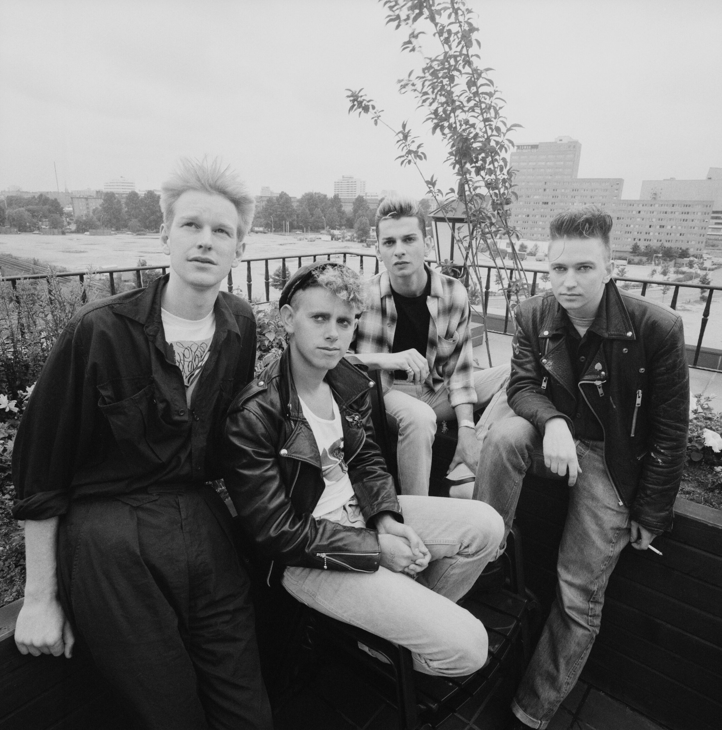 Andy Fletcher, Martin Gore, Dave Gahan et Alan Wilder du groupe Depeche Mode à Berlin en juillet 1984. © Michael Putland/Getty Images.