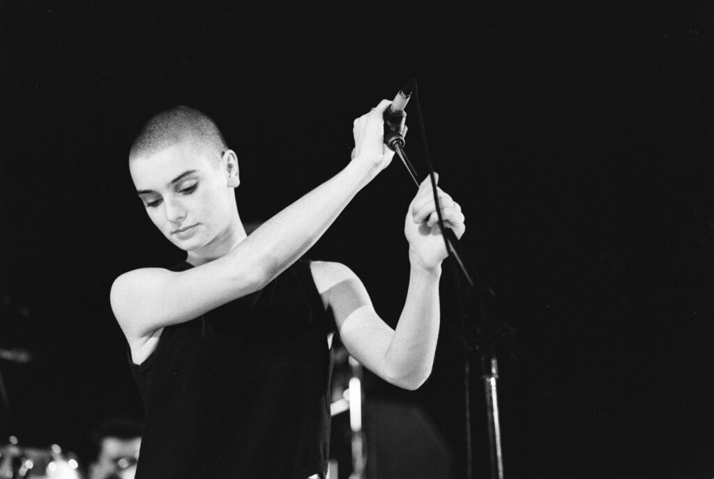 Sinead O'Connor à Vredenburg à Utrecht, aux Pays-Bas, le 16 mars 1988. Photo par Frans Schellekens/Redferns via Getty Images.