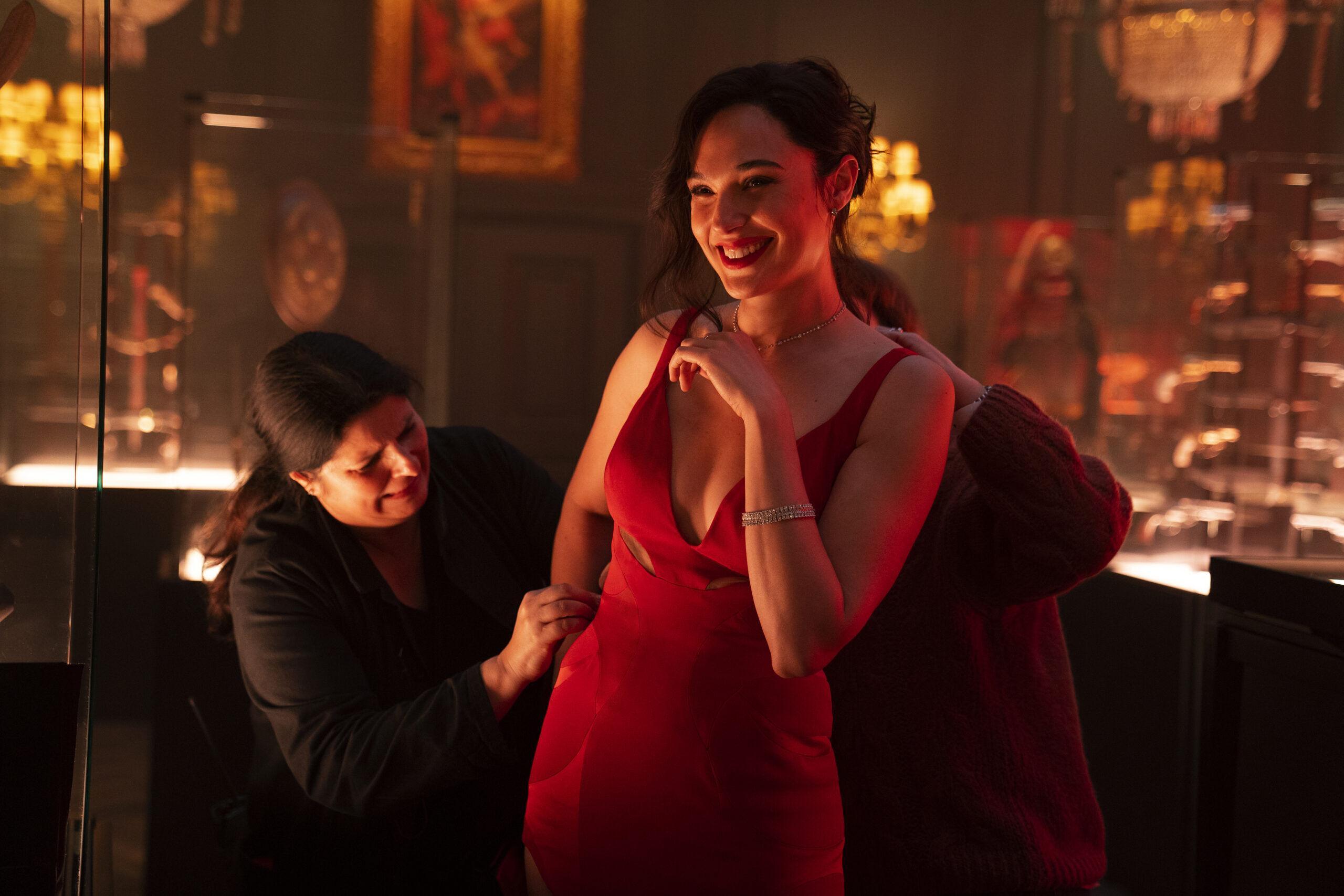 Gal Gadot prend la pose dans une robe rouge sur le tournage du film Red Notice (2021).