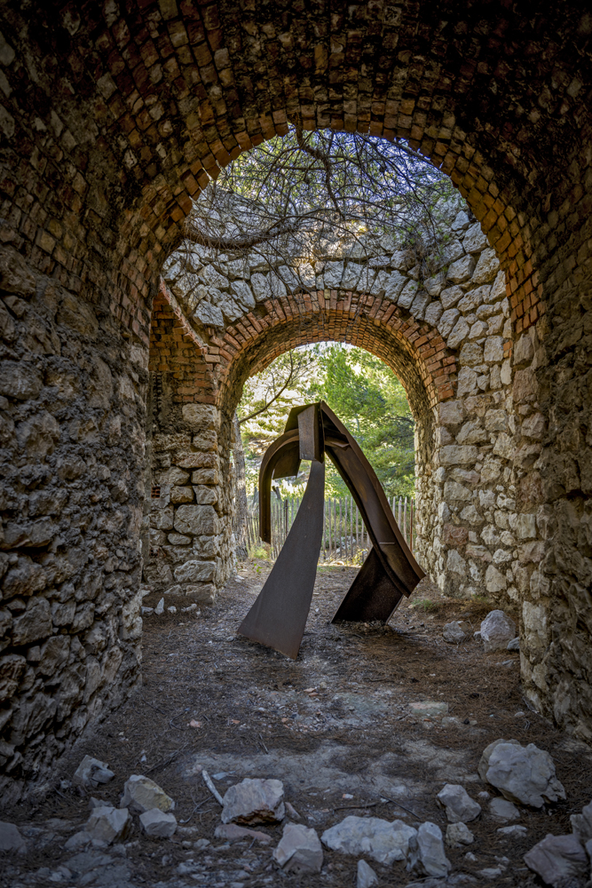 Gardienne - Pierre Tual - 1970 - Parcours sculpture ©C.Baraja - E.Touchaleaume / Archives Galerie 54 - Friche de l’Escalette 2022 / ©ADAGP Paris 2022.