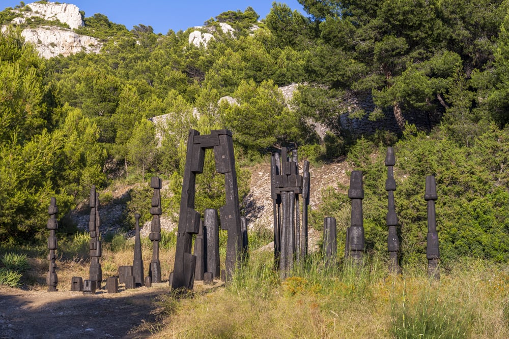 L'été de la forêt - François Stahly - 1960 - Parcours sculpture ©C.Baraja - E.Touchaleaume / Archives Galerie 54 - Friche de l’Escalette 2022 / ©ADAGP Paris 2022.