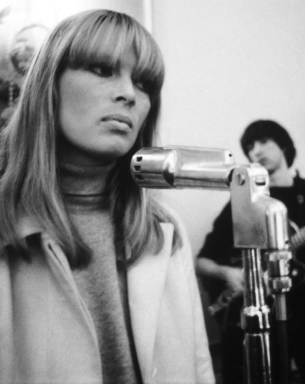 Nico et Sterling Morrison et les Velvet Underground sur scène lors du dîner annuel de la New York Society for Clinical Psychiatry, à l'hôtel Delmonico, à New York, le 13 janvier 1966.