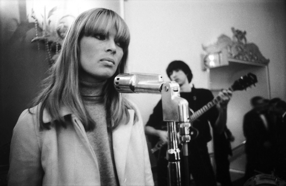 Nico et Sterling Morrison et les Velvet Underground sur scène lors du dîner annuel de la New York Society for Clinical Psychiatry, à l'hôtel Delmonico, à New York, le 13 janvier 1966. 