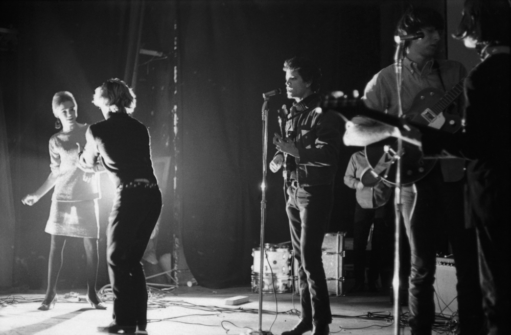 De gauche à droite : Edie Sedgwick, Gerard Malanga, Lou Reed, Sterling Morrison et John Cale. Les Velvet Underground en concert à la Cinémathèque des cinéastes de New York, en février 1966.