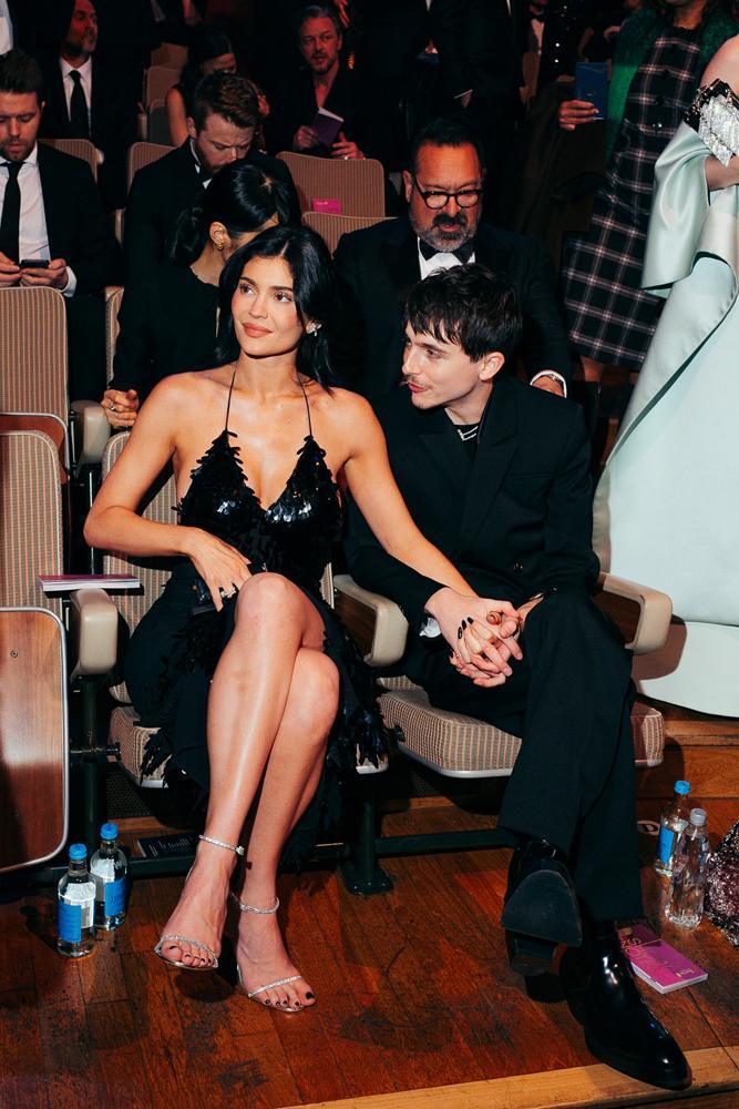 Kylie Jenner en John Galliano Vintage printemps-été 1995 et Timothée Chalamet aux BAFTA Film Awards.