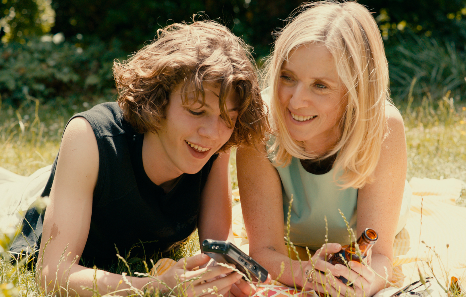 Photo des acteurs Léa Drucker et Samuel Kircher dans le film L'Été dernier (2023) de Catherine Breillat.