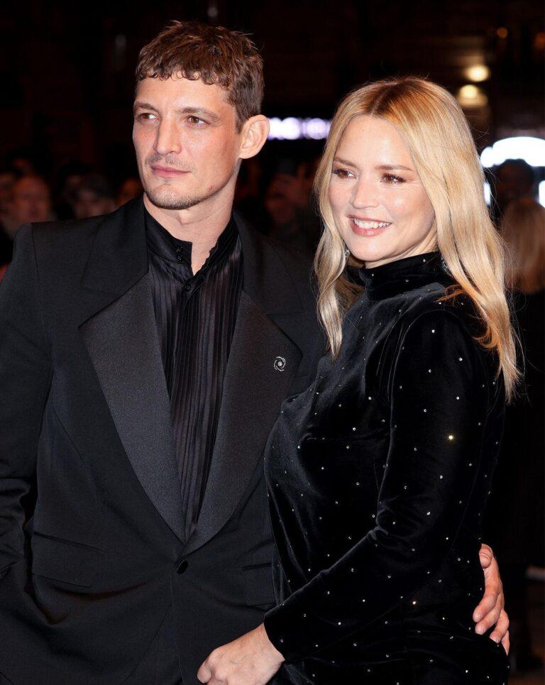 Niels Schneider et Virginie Efira, lors de la 48e cérémonie des César, le 24 février 2023 à Paris, en France.