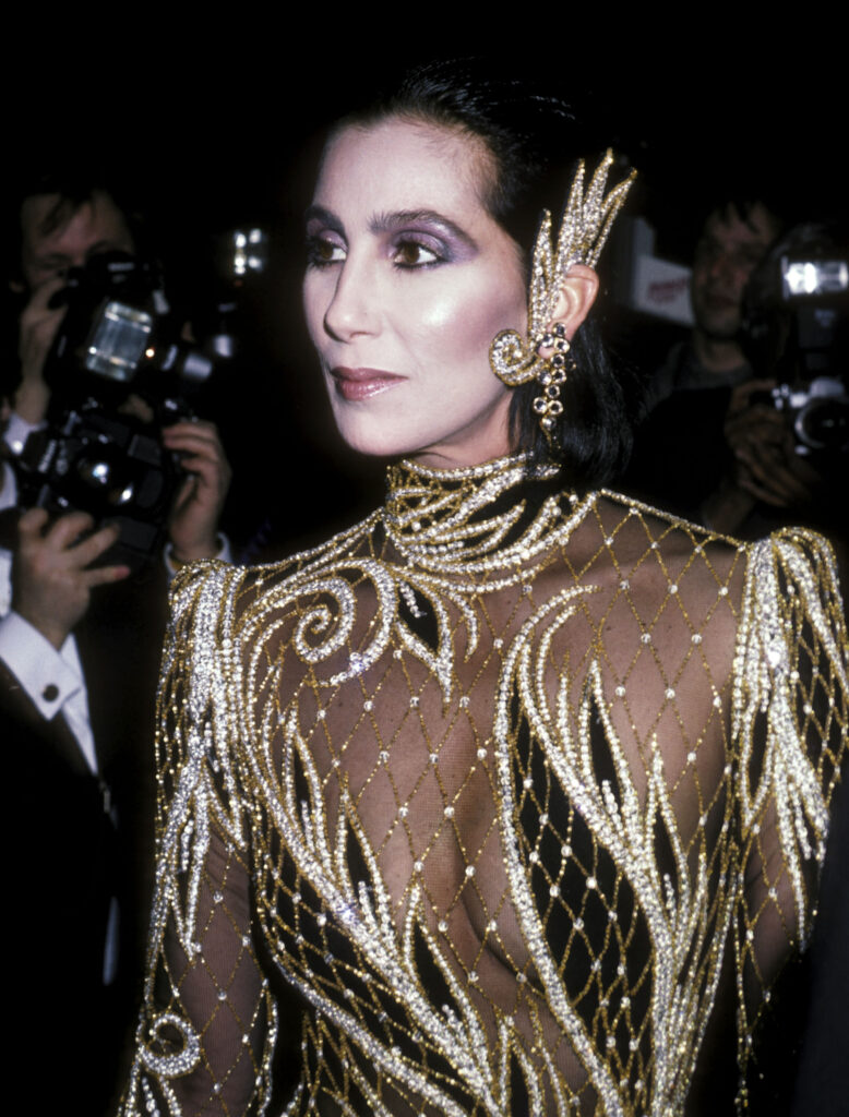 Cher au gala du Metropolitan Museum's Costume Institute pour l’exposition Costumes of Royal India, le 9 décembre 1985 à New York. Photo par Ron Galella/Ron Galella Collection via Getty Images.