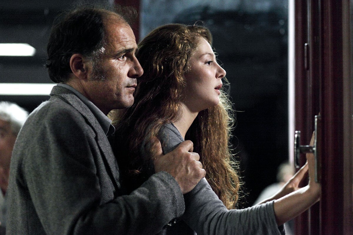 Fréderic Pierrot et Jenna Thima dans Les Revenants (2012) © Jean-Claude Lother / Haut et Court / Canal+.