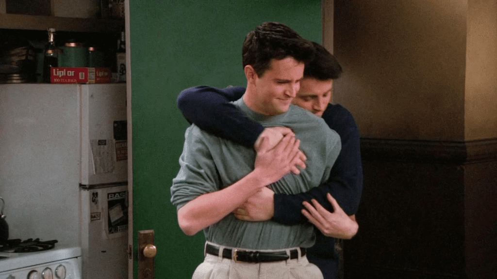 Chandler Bing (Matthew Perry) et Joey (Matt LeBlanc) dans la série Friends. © DR