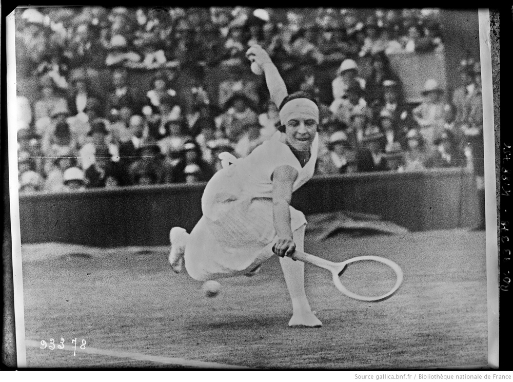 Mlle Lenglen, joueuse de tennis à Wimbledon — 26 juin 1924 Négatif sur verre Paris, Bibliothèque nationale de France, département des Estampes et de la photographie © BnF.