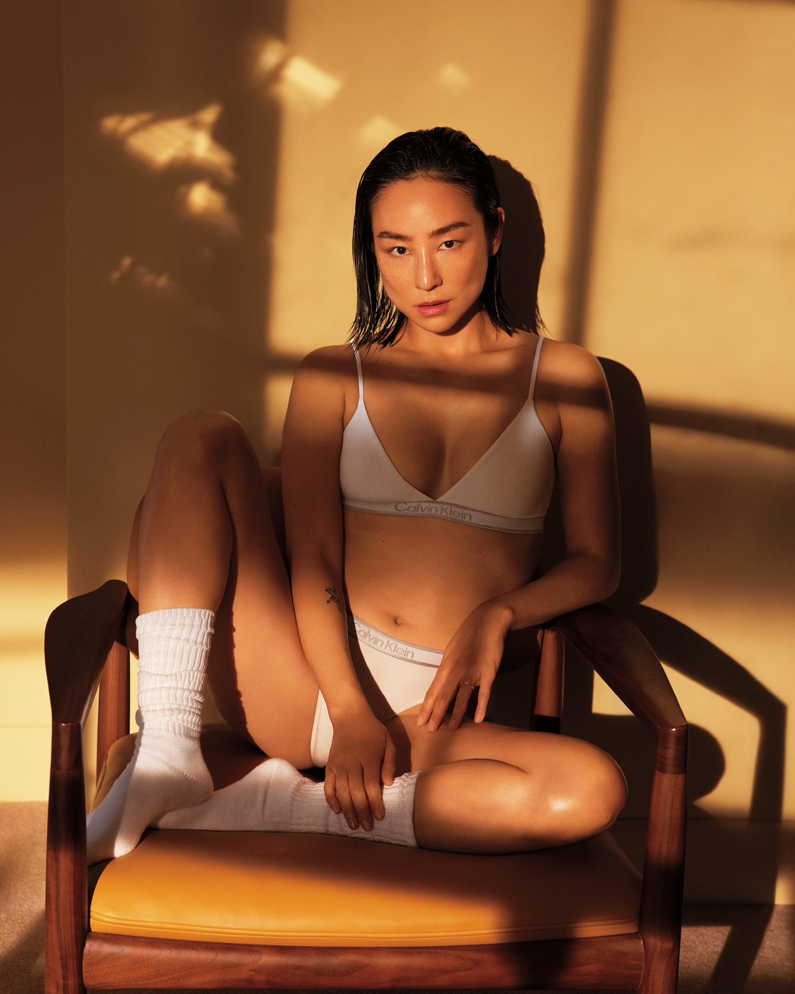 Greta Lee dans la campagne Calvin Klein par Mert Alas.