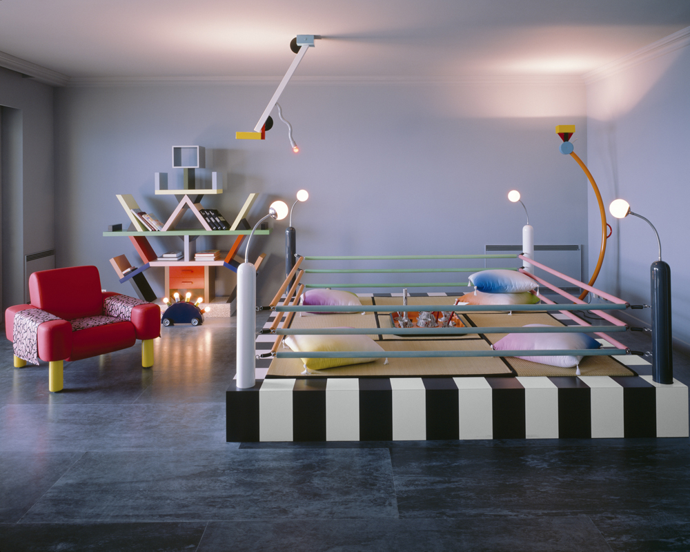 Contrechamp de la vue du salon avec le ring de Masanori Umeda et le fauteuil de George Sowden au premier plan dans l'appartement Roccabella à Monte-Carlo