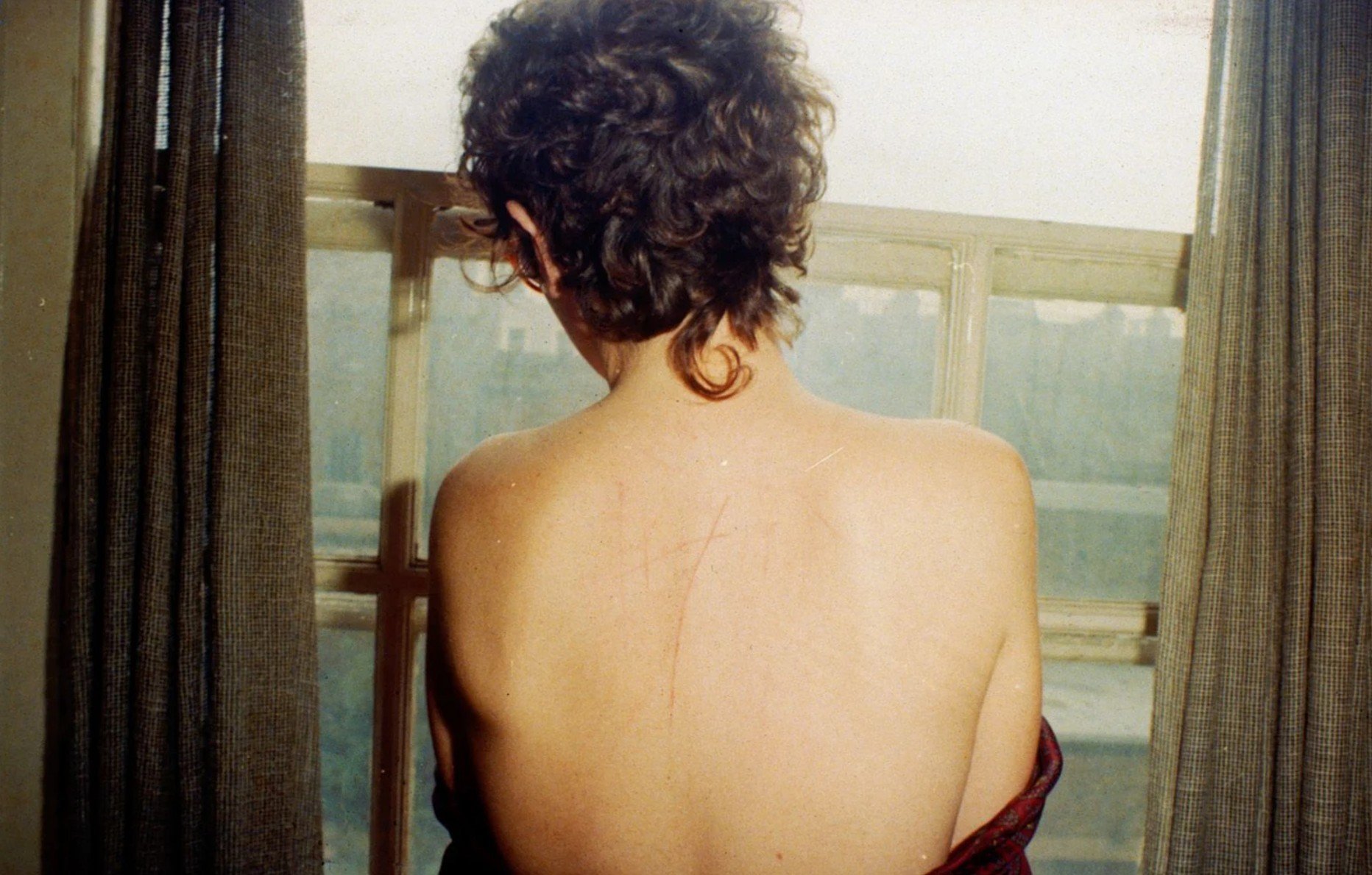 Nan Goldin dans Toute la beauté et le sang versé (2023) de Laura Poitras.