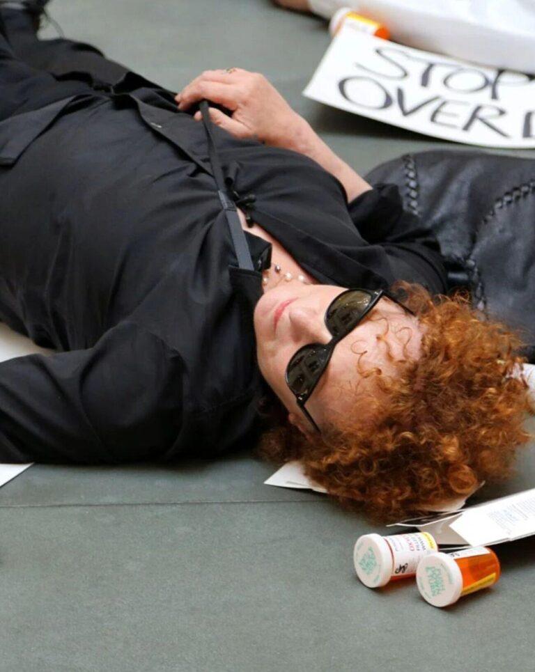 Nan Goldin dans Toute la beauté et le sang versé (2023) de Laura Poitras.
