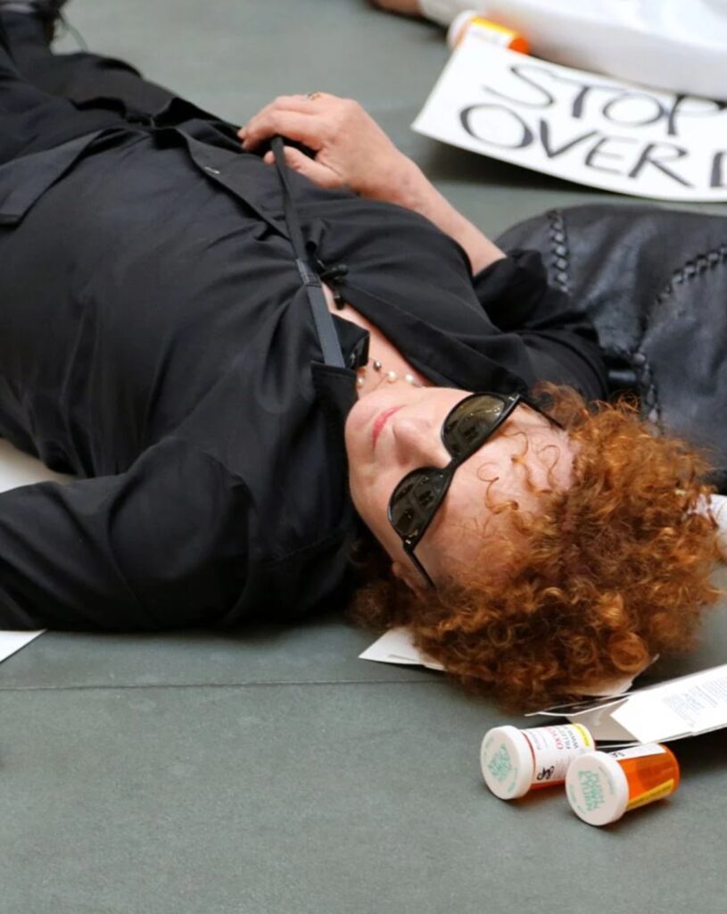 Nan Goldin dans Toute la beauté et le sang versé (2023) de Laura Poitras.