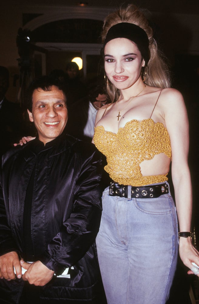 Azzedine Alaïa et Béatrice Dalle venus assister au défilé Vivienne Westwood Prêt-à-Porter Automne/Hiver, en mars 1992, à Paris. Photo par Pool ARNAL/GARCIA/Gamma-Rapho via Getty Images.