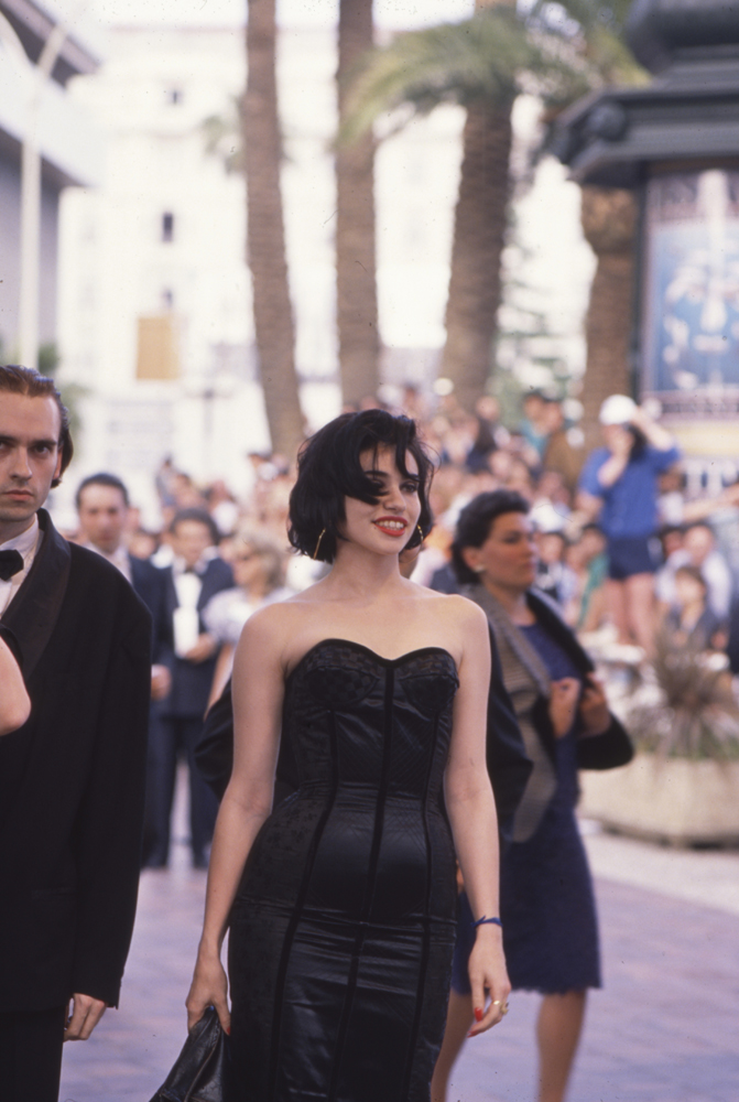 Béatrice Dalle lors du Festival de Cannes en mai 1988, France. Photo par Pool GARCIA/URLI/Gamma-Rapho via Getty Images.