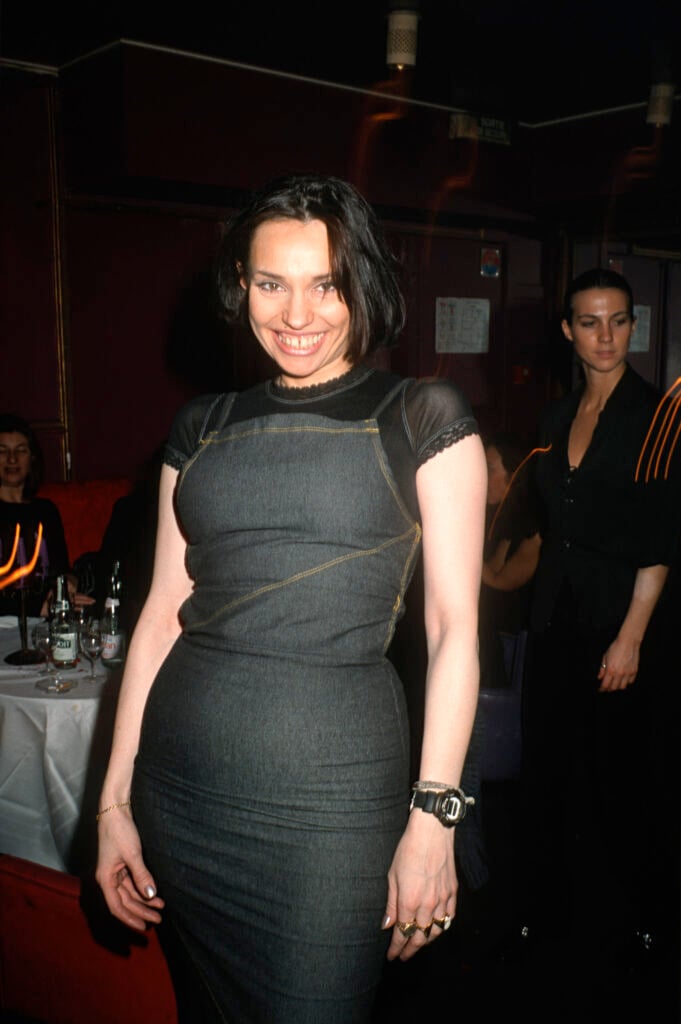 Béatrice Dalle aux Bains Douches dans les années 90 à Paris, France. Photo par Foc Kan/WireImage.