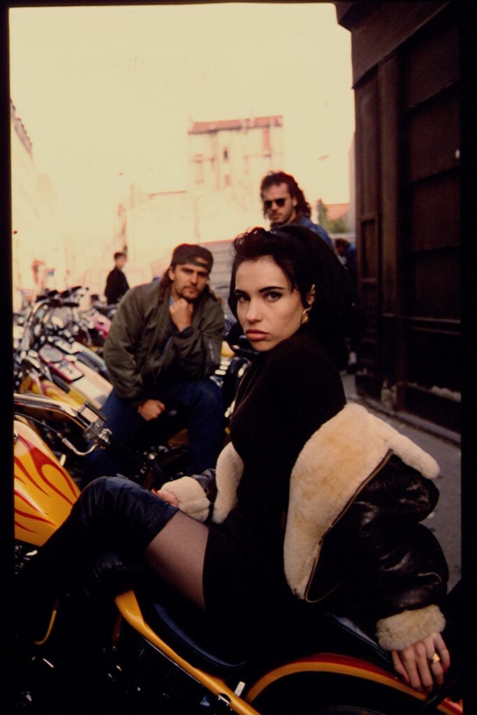 Béatrice Dalle et des amis bikers en 1991. Photo par Patrick Durand/Sygma via Getty Images.