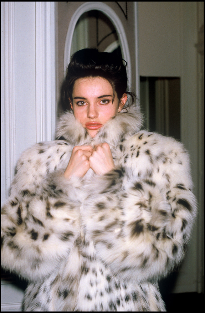 Béatrice Dalle à la boutique Dior, Paris, 1986 . Photo par Bertrand Rindoff Petroff/Getty Images.