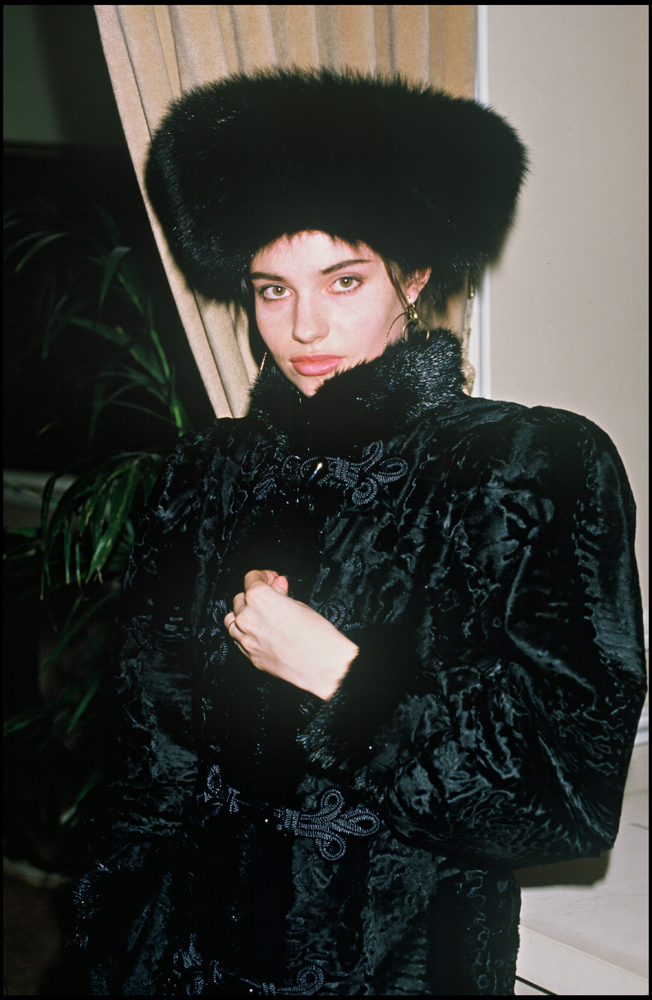 Béatrice Dalle à la boutique Dior, Paris, 1986. Photo par Bertrand Rindoff Petroff/Getty Images.