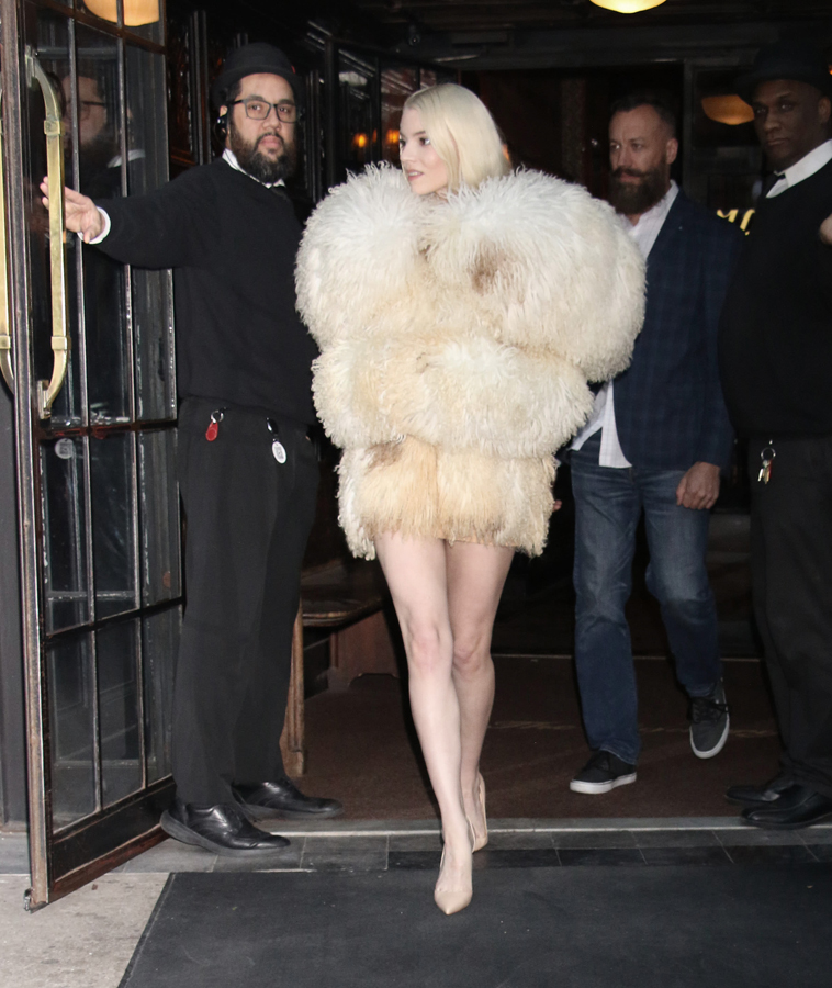 anya taylor joy en manteau en shearling 