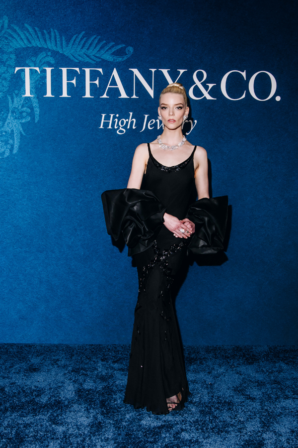anya taylor joy en robe noir satinée et bijoux tiffany & co.