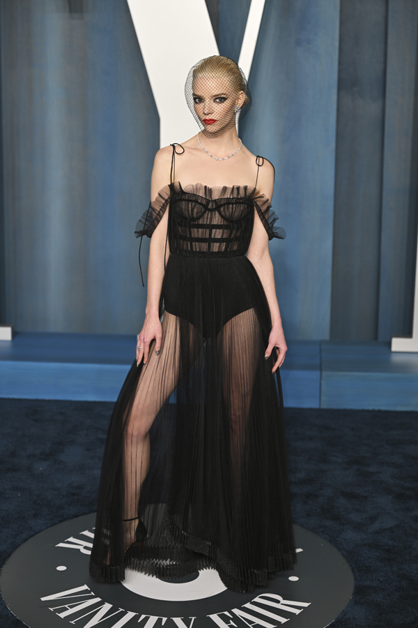 anya taylor joy en robe transparente dior 