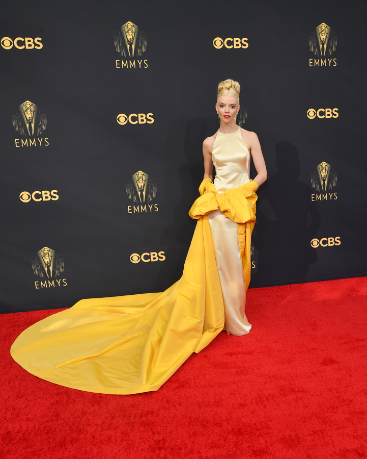 anya taylor joy en robe à traine jaune dior 