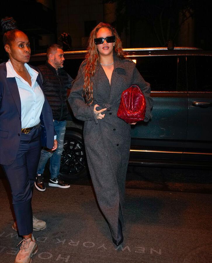 rihanna en manteau en laine ceinturé