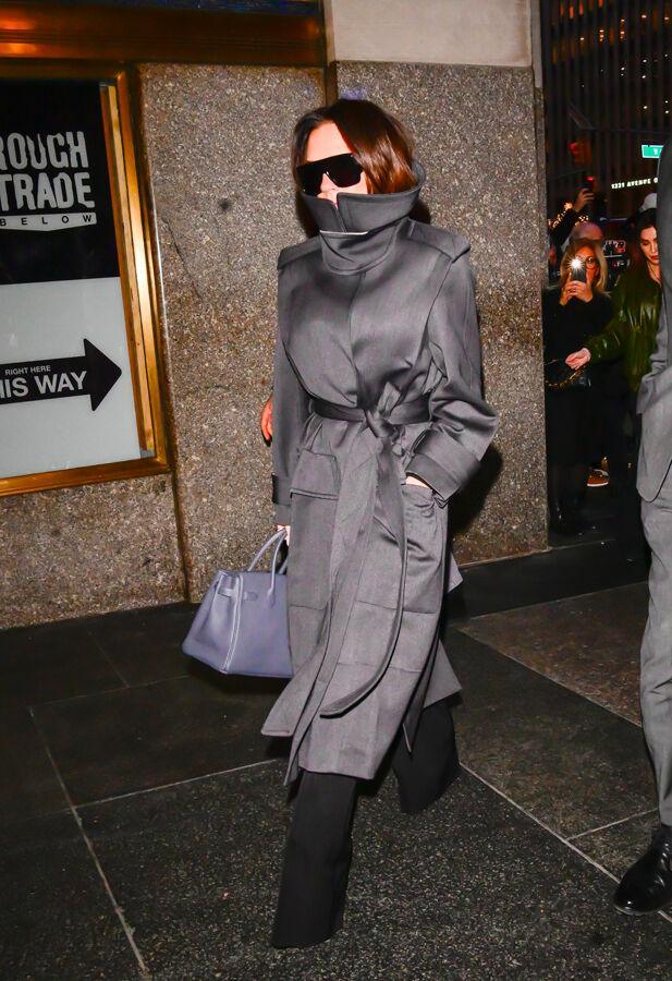 victoria beckham en manteau à col cheminée