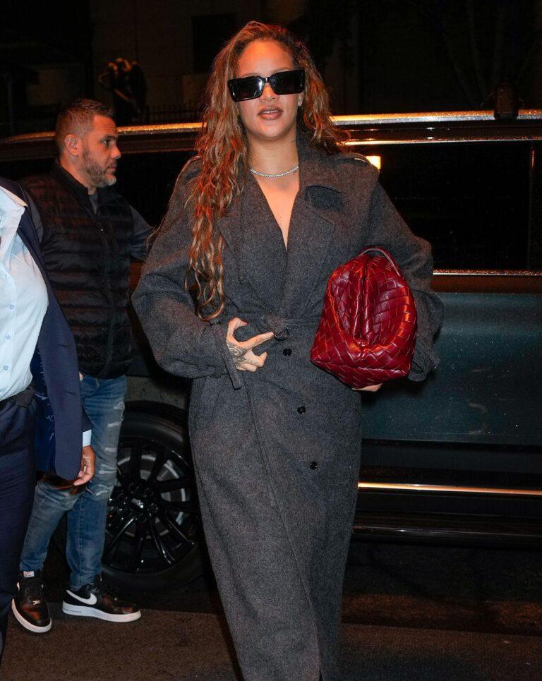 rihanna en manteau en laine ceinturé