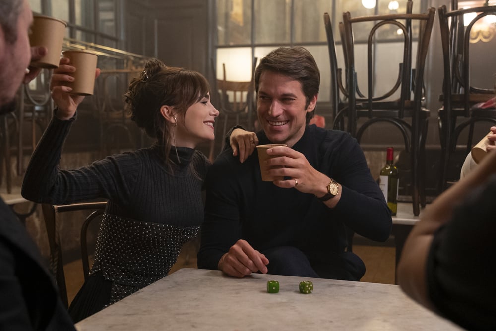 Lily Collins et Lucas Bravo dans la saison 4 de la série Emily in Paris (2024) © Stephanie Branchu/Netflix.