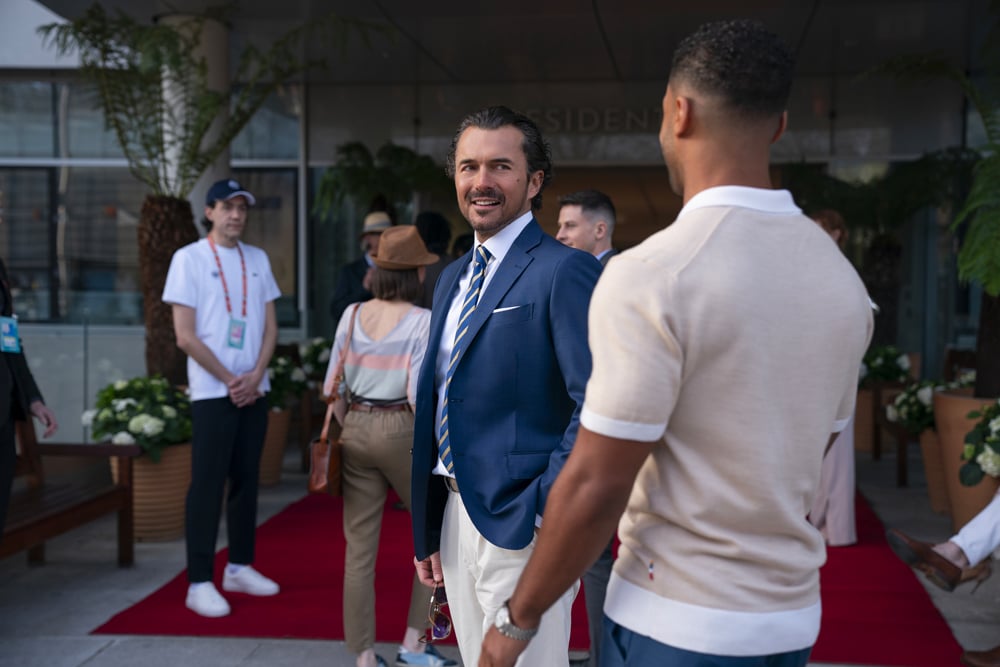 William Abadie et Lucien Laviscount dans la saison 4 de la série Emily in Paris (2024) © Stephanie Branchu/Netflix.