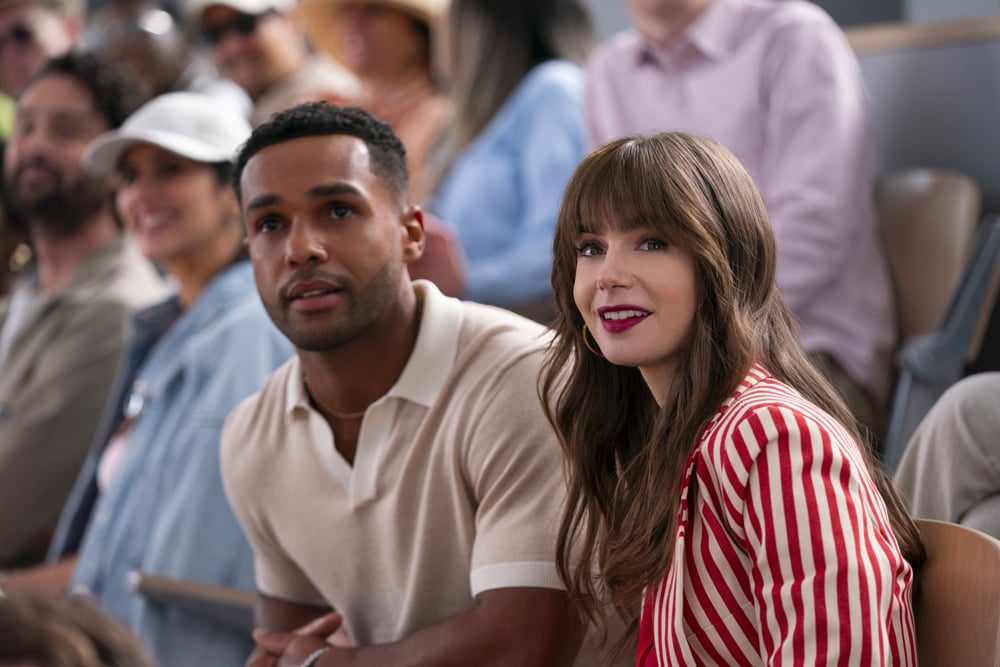 Lily Collins et Lucien Laviscount dans la saison 4 de la série Emily in Paris (2024) © Stephanie Branchu/Netflix.