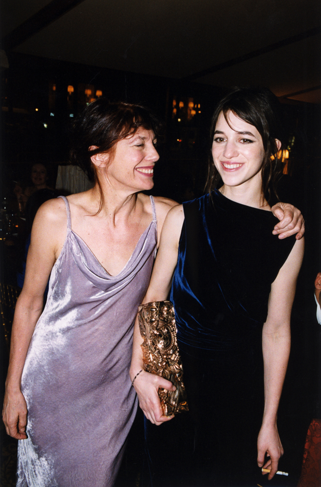 Les looks des césar avec Jane Birkin et sa fille Charlotte Gainsbourg avec son César au Fouquet's le 20 février 2000 à Paris